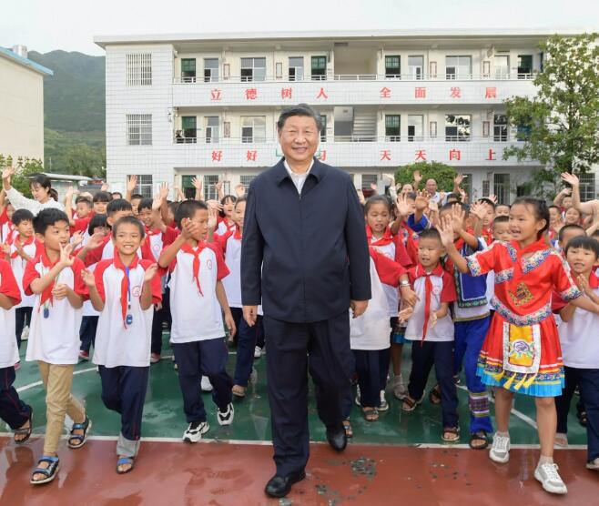 习近平总书记在陕西绥德实验中学观看同学们练习书法！